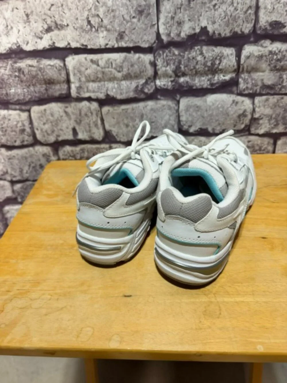 Vionic White & Turquoise Lace Up Sneakers Size 9